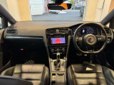 インストルメントパネルは僅かに運転席側へと傾けられているほか、余計なスイッチ類を可能な限り排し、運転に集中しやすい環境を作り出しています