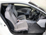 操作性に優れた運転席となります!小物入れや各ボタンの配置にこだわり、使いやすいです!座り心地もよく視認性も良好なのでロングドライブもお任せ下さい!