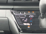 タブレット端末のようなタッチパネル式のオートエアコン採用。凹凸のない滑らかな表面で操作感を高めています。