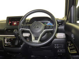 運転の際、常に目にする部分だけにシックで飽きのこないデザインが良いですね。