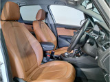 【コックピットシート】BMW車の主役席。車体中央にくる様に配置し車両重心とが一致する事でドライバーと車との一体感あるドライビングを実現。人間工学に基づき形成した形状が長時間のドライブ疲労も軽減します!
