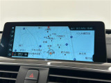 マットブラックにホワイトのLIBERALAのロゴの建物と看板が目印です。