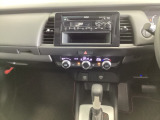 純正CDチューナーにはAUX入力端子がついてますので外部入力から音楽などを楽しめます。その下には1DIN分の小物入れがついています。CDケースなどを入れるのに便利です。