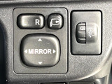 【電動格納ミラー】サイドミラーは電動格納式となっており、狭い駐車場でもキズがつくリスクを抑えられます。