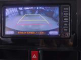 ■バックモニター■  車両後方の映像を画面に表示し、駐車などの後退操作をサポートします。