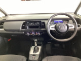 車内は光触媒抗菌消臭施工済です。インパネ周りはスタイリッシュなデザインです。グローブボックスやカップホルダーのほかにトレーなどたくさんの収納スペースが付いています。