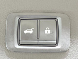 【パワーバックドア】スマートキーや運転席のボタンを押すだけでリアゲートが自動で開閉します!荷物を持っている時や、高い位置にあるバックドアを閉める際に便利な機能です♪