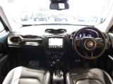落ち着いた雰囲気の運転席回り!遠出をしても疲れにくい内装デザインです!