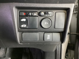 左側電動スライドドアは運転席からでも操作ができるように、ハンドル付近に開閉の操作スイッチが付いています。下には、VSA(ABS+TCS+横滑り抑制)の解除スイッチがついています。