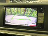 【バックカメラ】駐車時に後方がリアルタイム映像で確認できます。大型商業施設や立体駐車場での駐車時や、夜間のバック時に大活躍!運転スキルに関わらず、今や必須となった装備のひとつです!