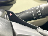 【パドルシフト】ハンドルから手を離さずに素早くシフトアップ&ダウンができるので、エンジンブレーキを使う下り坂や高速道路の合流で加速したい場面で役立ちます。