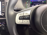 ステアリングにオーディオ操作スイッチが付いています。オーディオ画面に直接タッチしなくても操作が出来ますので、運転に集中できます。