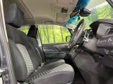 運転席まわりには十分なスペースがあり、大柄な方でもゆったり運転していただける環境です。