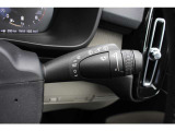 ワイパーレバーには、オートワイパーとリアワイパーのスイッチが付いています。運転に集中できるオートワイパーは、降雨量でワイパースピードが変化します。