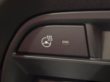 【ステアリングヒーター】冬場に冷たくなりやすい革巻きステアリングを、スイッチ一つで素早く適温に!エアコンよりも早く温まってくれるので、寒い日の運転も快適になりますね♪