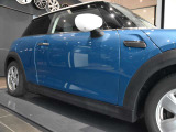 MINI認定中古車は360°を徹底的にチェック。エンジンやトランスミッション、電気系統やコンピュータ・システムなどを詳細に点検。交換基準に達した部品は整備した後にご納車いたします。