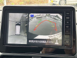 空から見ているような視点で周囲が確認できるアラウンドビューモニター、クルマの真上から見ているかのような映像によって、周辺の見えにくい障害物でも気付くことができます。