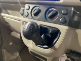 マニュアルミッション車です。思い通りに車を操れ走りを楽しむことができます。