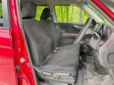 運転席まわりには十分なスペースがあり、大柄な方でもゆったり運転していただける環境です。