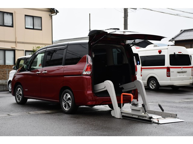 セレナ 2.0 XV チェアキャブ リフタータイプ 4WD 