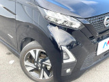 【LEDヘッドライト】悪天候や夜間走行時も良好な視界を確保し安心して運転できる高輝度LEDヘッドライトを装備!点灯速度が早く、消費電力も抑えられています。