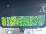 【デジタルインナーミラー】後席の大きな荷物や同乗者で後方が確認しづらい時でも安心!カメラが撮影した車両後方の映像をルームミラー内に表示。クリアな視界で状況の確認が可能です!