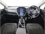 ■視界良好で運転しやすいコックピットです。シンプルで操作性の良いインパネ回りにデザインされ、SUBARUは安全性能に徹底的にまでこだわった視界設計を行っています。