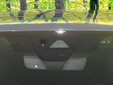 【スマートブレーキサポート】走行中に前方の車両等を認識し、衝突しそうな時は警報とブレーキで衝突回避と被害軽減をアシスト。より安全にドライブをお楽しみいただけます。