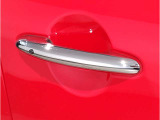 MINIはドアが分厚いです。衝突によりドアがつぶれてしまった場合にも外からいち早くドアを開けれるよう考えられています。数十秒の救出の遅れが命につながりかねない場合、こういった配慮が重要なポイントです。