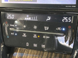 【左右独立型フルオートエアコン】運転席と助手席でそれぞれお好みの温度に設定可能。同乗者にも配慮した、快適な空調をお届け致します。