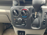 マニュアルエアコン        これがあるから車内温度快適♪