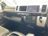 【 オートエアコン 】車内温度を感知して自動で温度調整をしてくれるのでいつでも快適な車内空間を創り上げます。