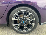 【BMWアロイホイル】軽量かつ強度に拘ったアロイホイル。走行性能ポテンシャルを引き出す設計。車の足元を引き締めてくれる大きなポイントはアロイホイルです。