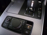 電動パーキングブレーキ&オートブレーキホールド 信号待ちや渋滞(停車)時など、ブレーキを踏み続けなくても、ブレーキを維持し続けます。アクセルを踏むと自動的に解除されます。ストレス軽減になります。