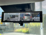 【スマートルームミラー】車両後方のカメラ映像をミラー面に映し出します。車内の状況や天候などに影響されずいつでもクリアな後方の視界が得られます♪