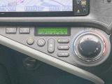 【オートエアコン】一度お好みの温度に設定すれば、車内の温度を検知し風量や温度を自動で調整。暑い…寒い…と何度もスイッチ操作をする必要はありません。快適な車内空間には必須の機能ですね♪