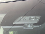 【三菱e-Assist】走行中に前方の車両等を認識し、衝突しそうな時は警報とブレーキで衝突回避と被害軽減をアシスト。より安全にドライブをお楽しみいただけます。