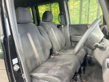運転席まわりには十分なスペースがあり、大柄な方でもゆったり運転していただける環境です。