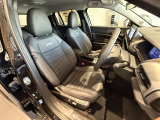 柔らかくもしっかりとしたシートが体を支えてくれます。Jeepのロゴもワンポイント。