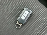 【スマートキー&プッシュスタートシステム】カバンやポケットに入れたままドアの開閉ができ、ワンタッチで楽々エンジンをかけられます♪