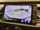 リバースギアに入れるだけで後方の表示へ切り替わります。夜間や雨の日の駐車も楽になりますよ。
