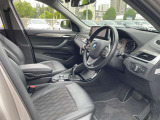 【運転席シート】人間工学に基づき形成した形状が長時間のドライブ疲労も軽減します。すべての走りを特別な出来事に変える様に設計されています。