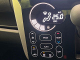 【オートエアコン】一度お好みの温度に設定すれば、車内の温度を検知し風量や温度を自動で調整。暑い…寒い…と何度もスイッチ操作をする必要はありません。快適な車内空間には必須の機能ですね♪