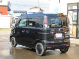 後退時もブレーキレーダーサポートが反応します。後退時踏み間違い防止機能付きです。