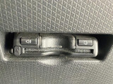 【ETC】有料道路を利用する際に料金所で停止することなく通過できる、ETC車載器(ノンストップ自動料金収受システム機器)が装備されています。セットアップを行うことで利用可能になります。