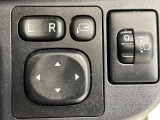 【電動格納ミラー】サイドミラーは電動格納式となっており、狭い駐車場でもキズがつくリスクを抑えられます。