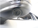 ■助手席側ドアミラーにはサイドビューカメラを装備。ドライバーの死角となりやすい車体左下側がきちんと確認できるので、幅寄せや狭い道でのすれ違いなどに効果を発揮します。