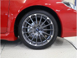 タイヤサイズは225/45R18です。販売後ご納車前に弊社指定銘柄の新品タイヤへ4輪全て交換いたします。