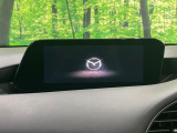 【8.8インチマツダコネクト】車内の雰囲気にマッチした大型のディスプレイ。スマホ接続でのナビ使用やBluetooth再生等、様々な機能が楽しめます。直感的なダイヤル操作が可能で、使い勝手も良好です。