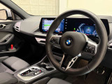 【ハンドル】ドライバーとBMW車の一体感がダイレクトに伝わるステアリングホイール。形状・太さへの拘りに加えて、操作性を高める為にスイッチ類も配置。クイックかつ安定のドライビングを体感下さい!